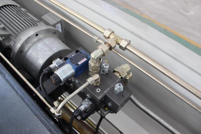 Özelleştirilmiş Voltaj Sac Kesme Makinesi, 0.3mm 3200 X 200 Ton CNC Pres Fren